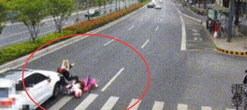 男子吃瓜撞车,教训深刻引关注