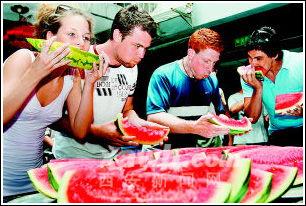 老外父亲吃瓜,体验中国街头美食文化