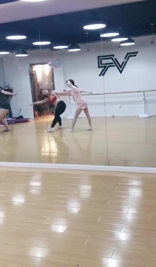 吃瓜的舞蹈视频,跟随热门舞蹈视频一起摇摆